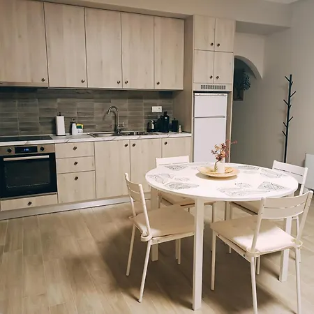 Casa vacanze Meteora Earth άνετη με θέα στα μετέωρα στην παλιά πόλη Kalambaka